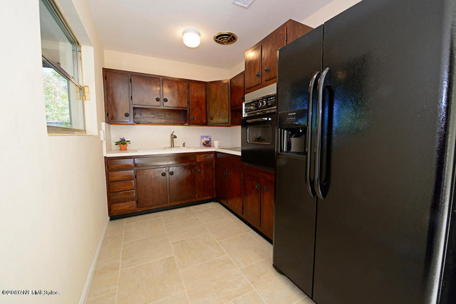 4527 Ruckner Road Jacksonville, FL 32207 - Photo 6 of 15 a kitchen with stainless steel appliances a refrigerator and a sink