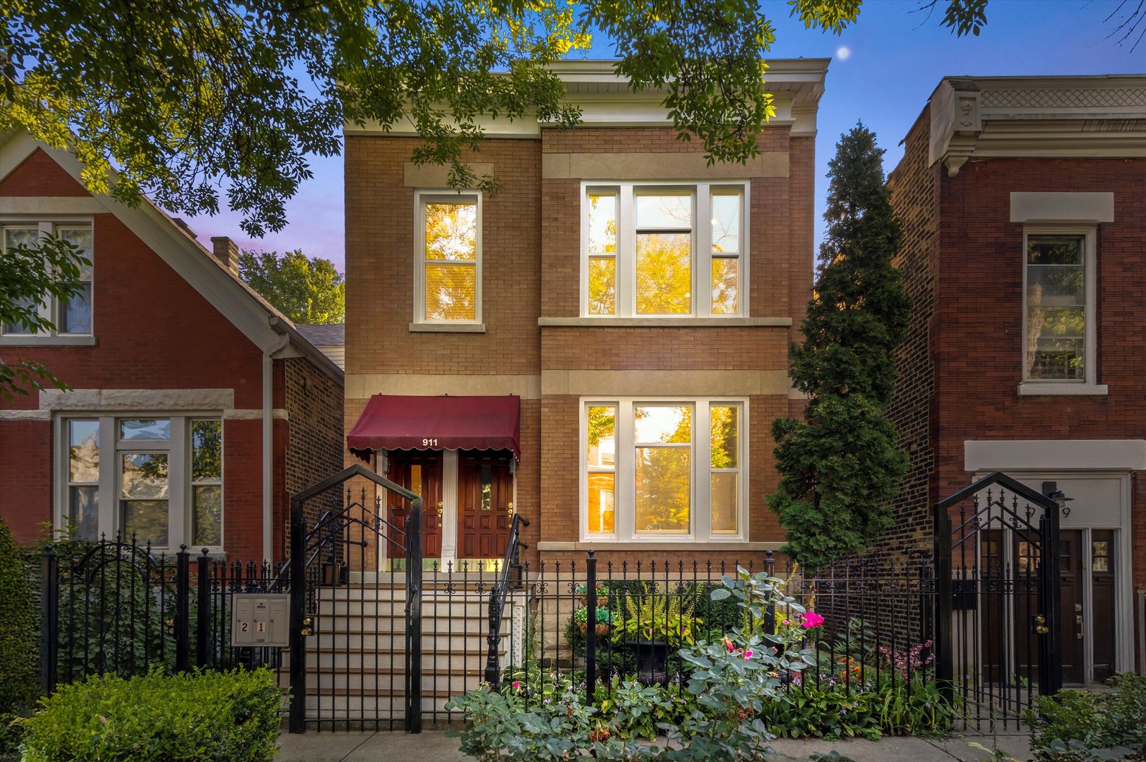 911 North Fairfield Avenue, Unit 2 Chicago, IL 60622 - Photo 2 of 43 a front view of a house