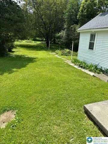 a view of a house with a backyard