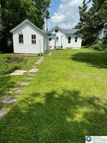a view of a yard in front of house