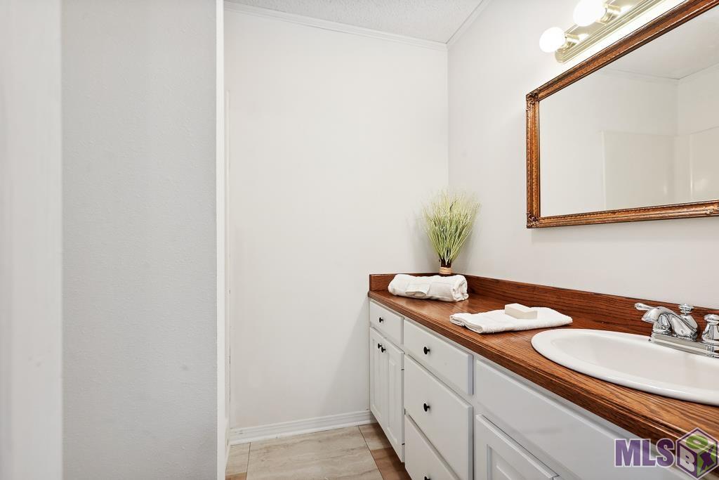 18045 Watts Road Livingston, LA 70754 - Photo 33 of 46 Level 2 en suite bath