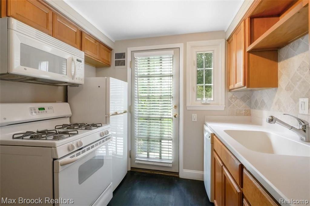 1652 Graefield Road Birmingham, MI 48009 - Photo 6 of 25