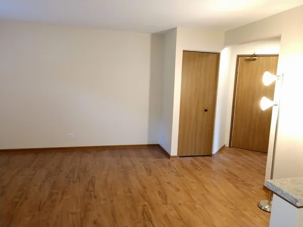 $1,700 | 15 Gant Circle, Unit C, Streamwood, IL 60107