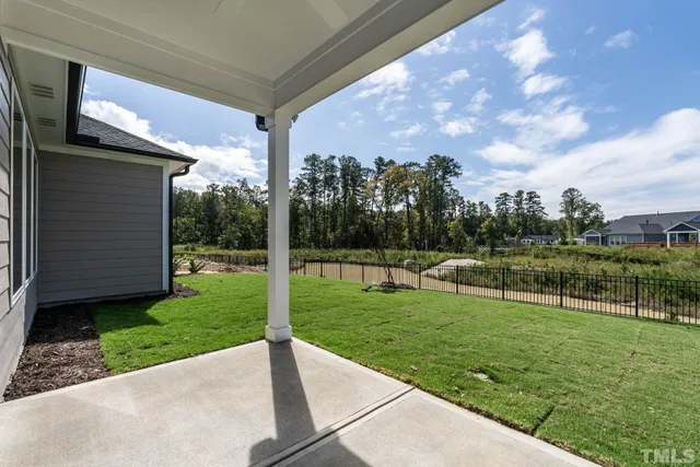 a view of a back yard