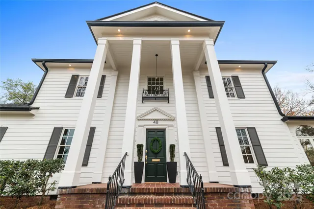 a view of a very nice looking house