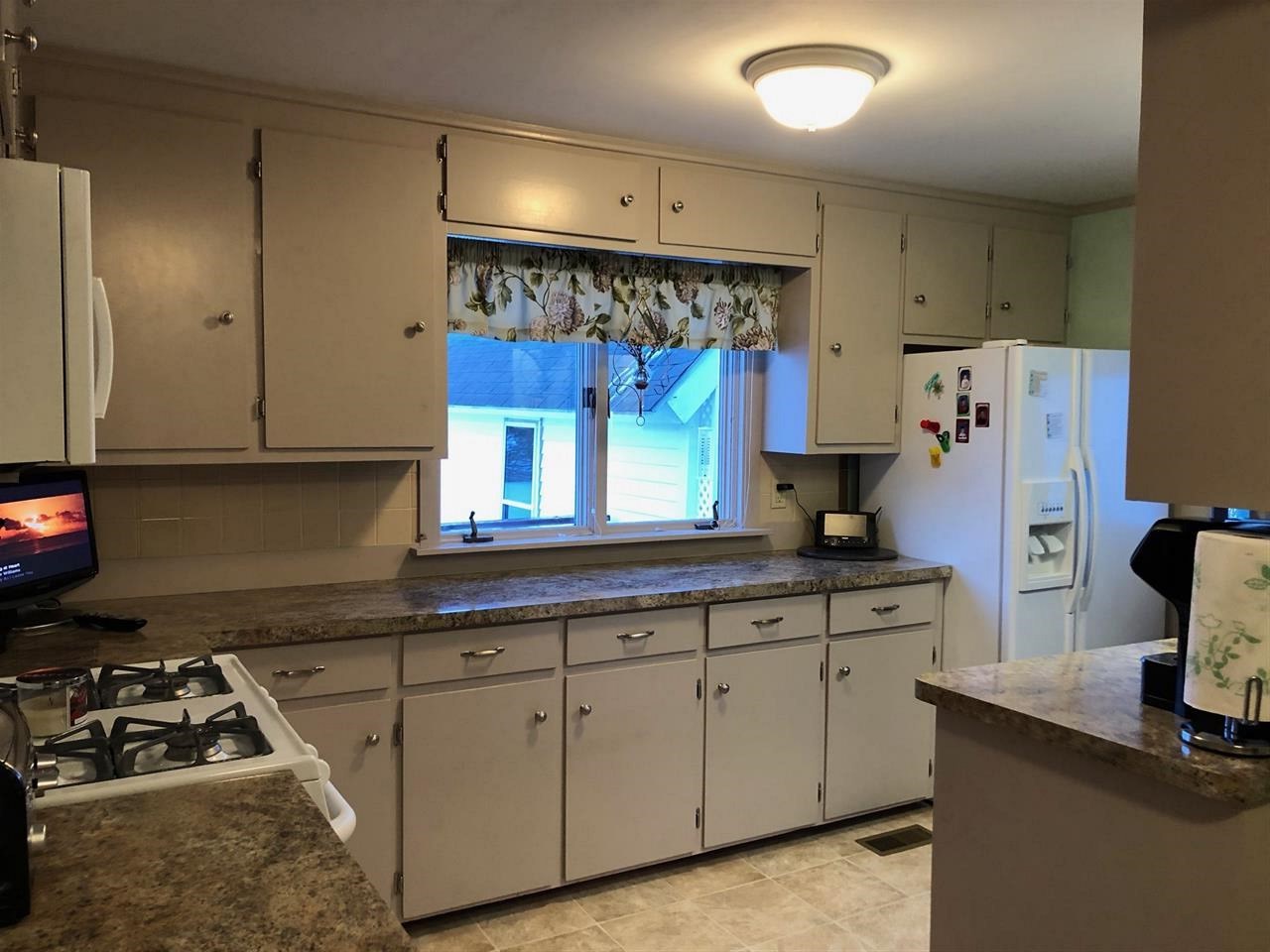 79 Bay Hill Road Alton, NH 03810 - Photo 4 of 12