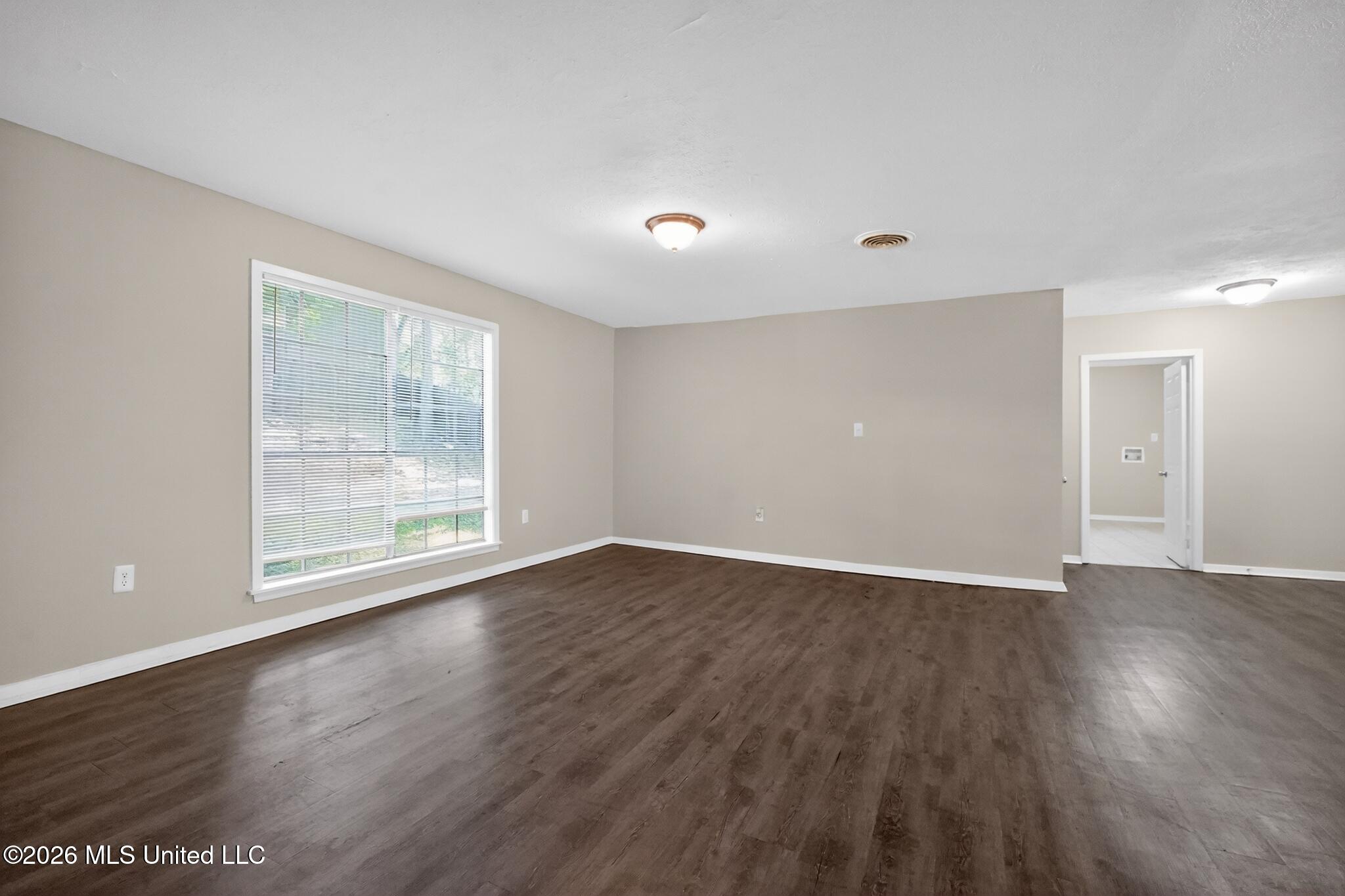 405 Crestview Drive Clinton, MS 39056 - Photo 6 of 20 09_405_Crestview_Dr-Living_room-8111