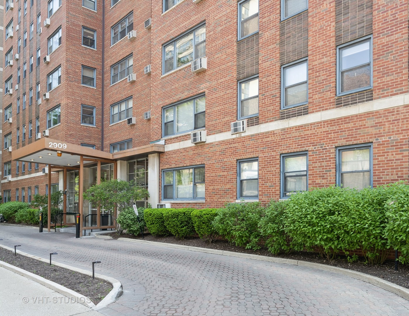 2909 North Sheridan Road, Unit 609 Chicago, IL 60657 - Photo 1 of 11 front view of a building