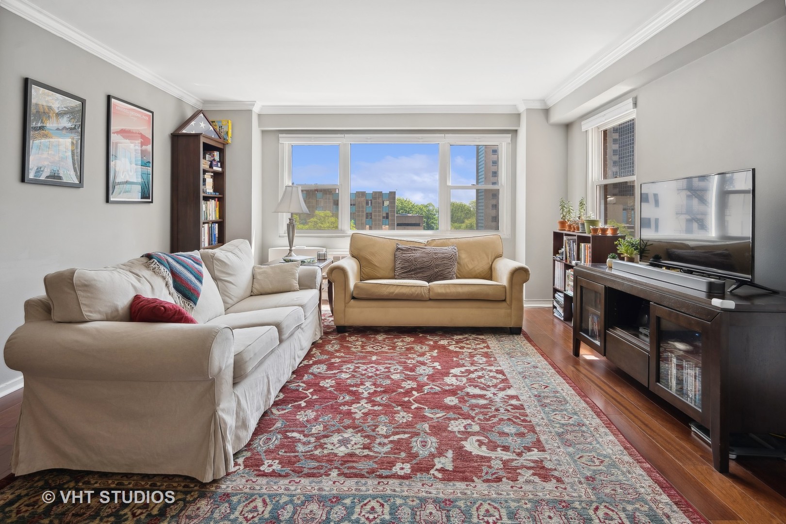 2909 North Sheridan Road, Unit 609 Chicago, IL 60657 - Photo 3 of 11 a living room with furniture and a rug