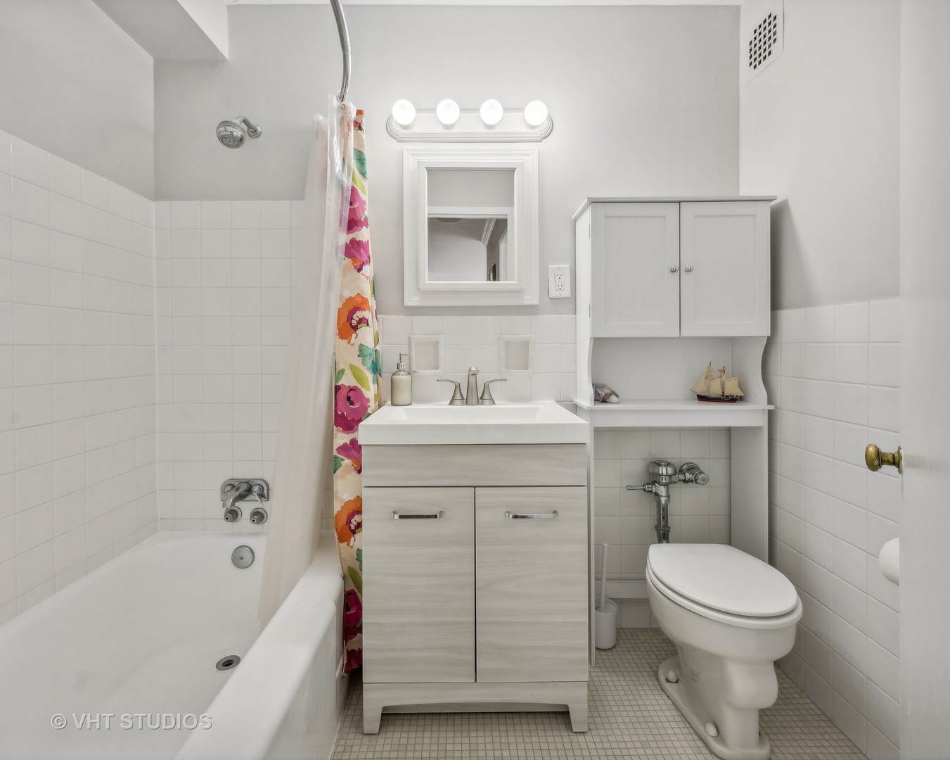 2909 North Sheridan Road, Unit 609 Chicago, IL 60657 - Photo 10 of 11 a bathroom with a sink a toilet and bathtub