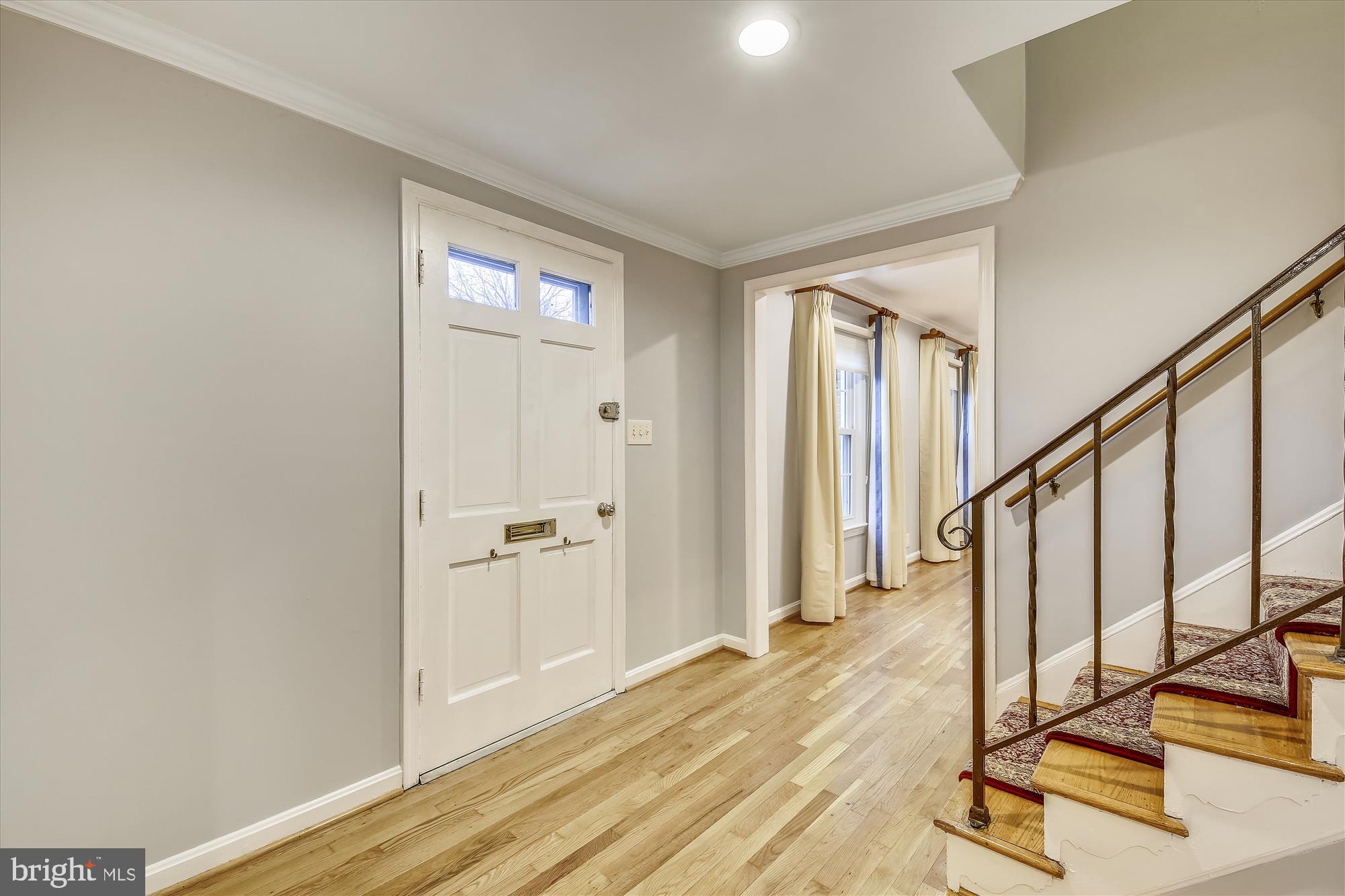 8501 Aqueduct Road Potomac, MD 20854 - Photo 15 of 29 Foyer