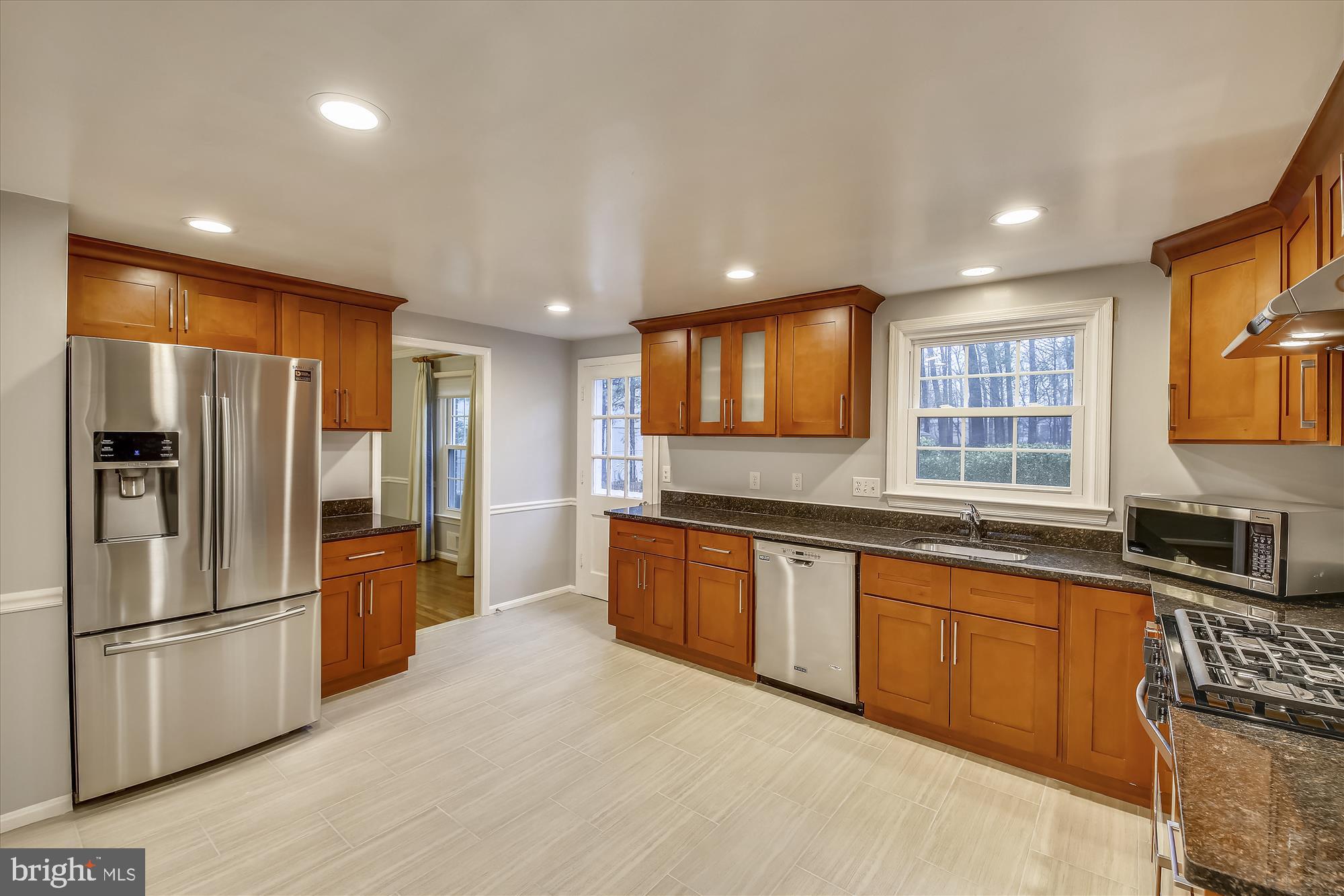 8501 Aqueduct Road Potomac, MD 20854 - Photo 3 of 29 Kitchen with stainless steel appliances