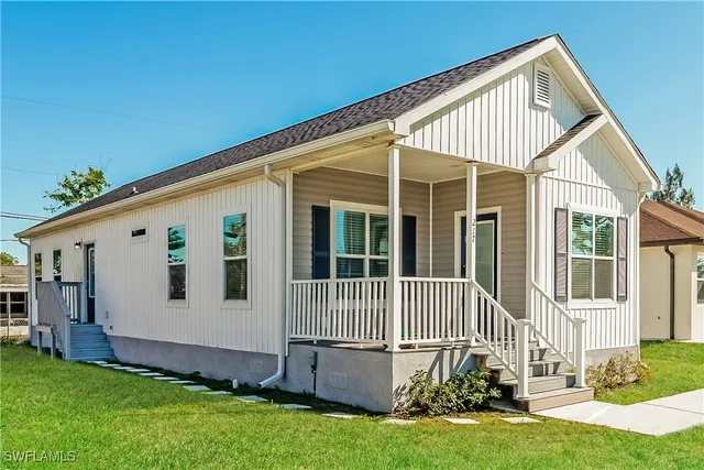a view of a house with backyard