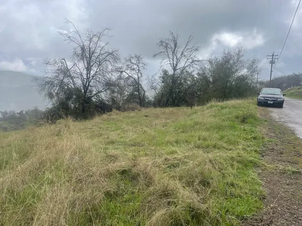 a view of a dirt yard