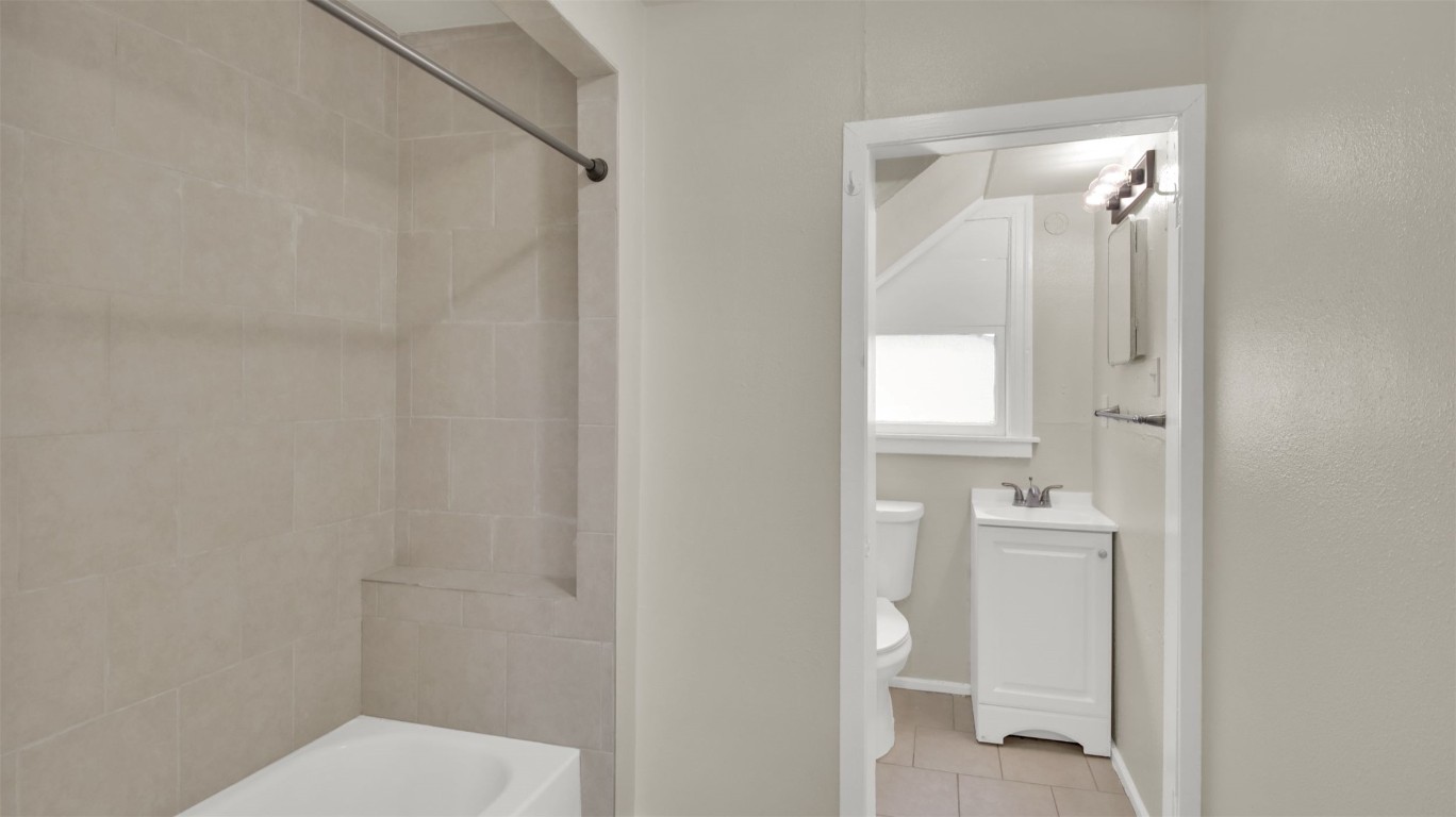 4010 Speedway, Unit D Austin, TX 78751 - Photo 8 of 14 a bathroom with a toilet