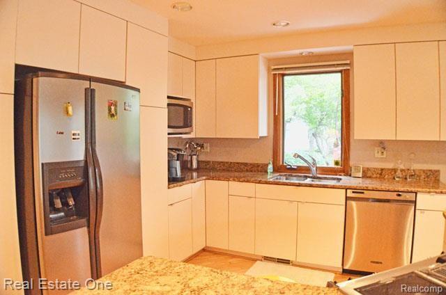 4 KITCHEN.jpg