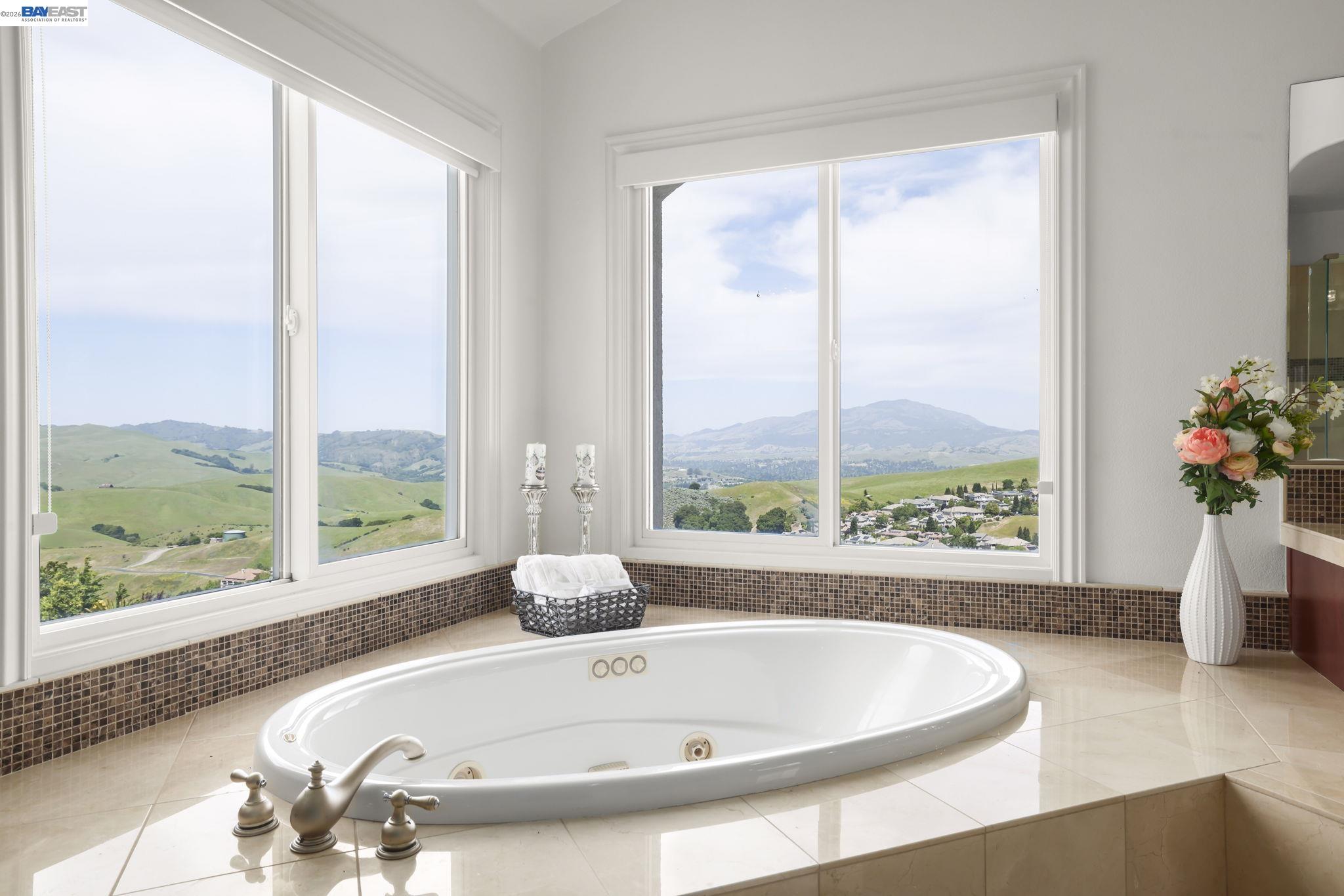 950 Winsford Court San Ramon, CA 94583 - Photo 39 of 68 a bath tub sitting next to a window