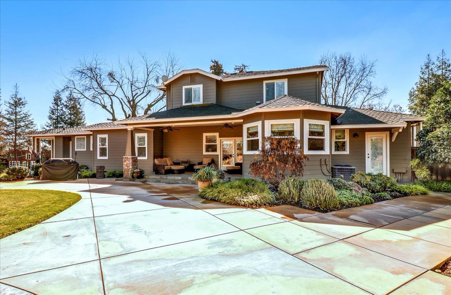 6061 Leedom Road Hughson, CA 95326 - Photo 42 of 48 a front view of a house with a garden