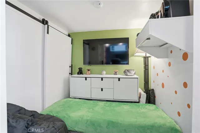 a view of a livingroom with furniture and a ceiling fan