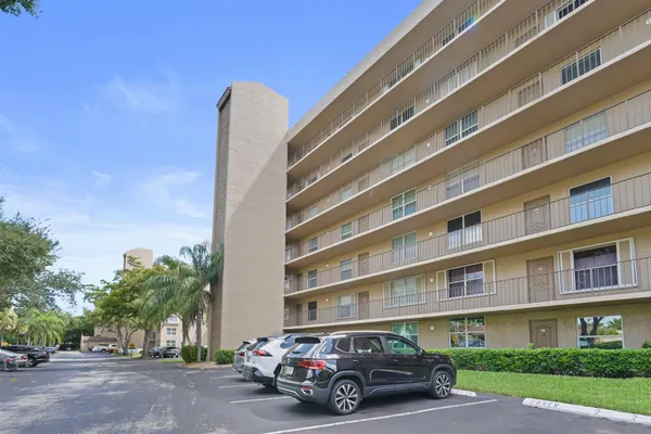 $195,999 | 4550 Northwest 18th Avenue, Unit 301, Deerfield Beach, FL 33073
