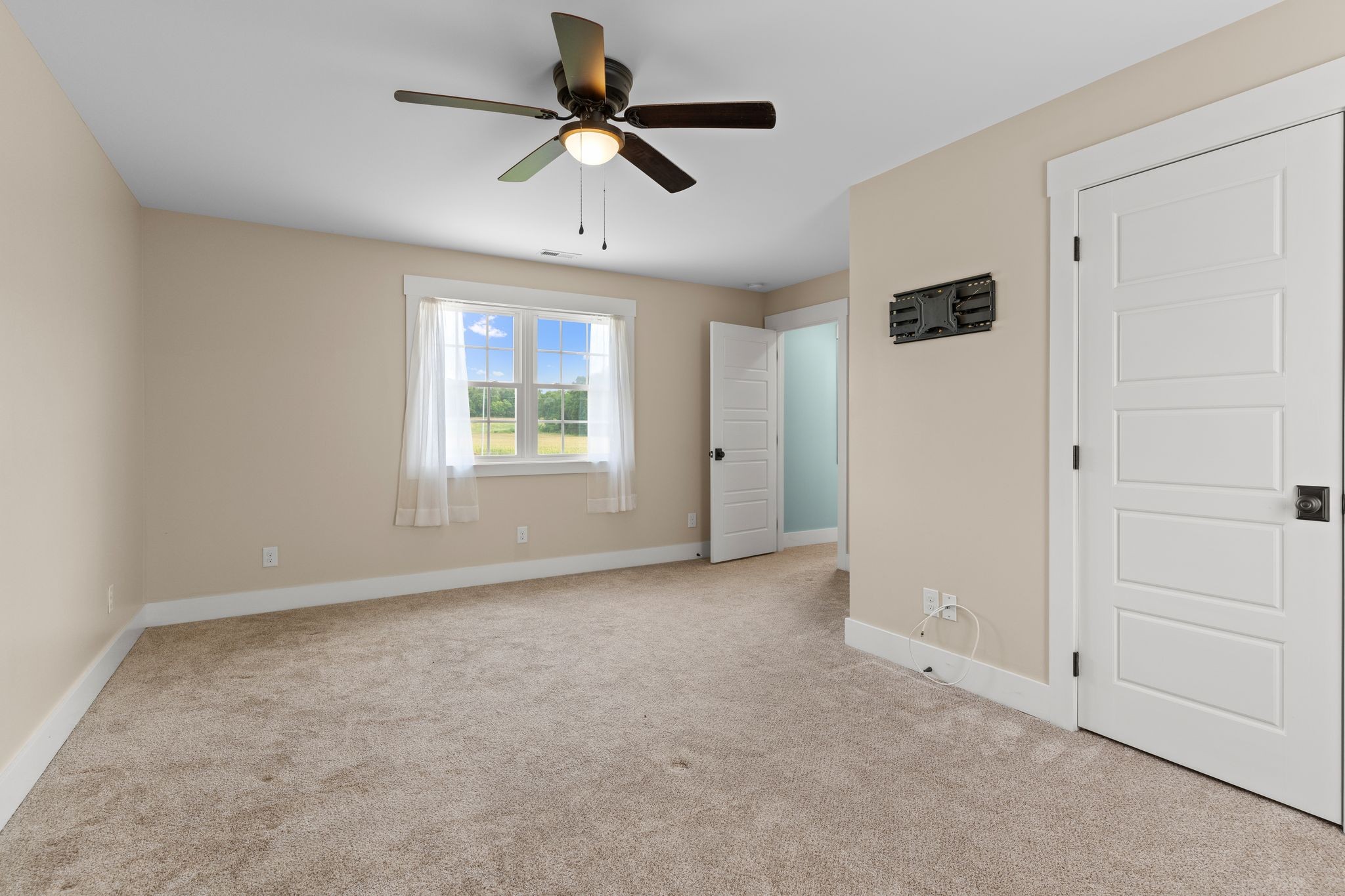 5216 Highway 161 Springfield, TN 37172 - Photo 16 of 31 a view of an empty room with a window