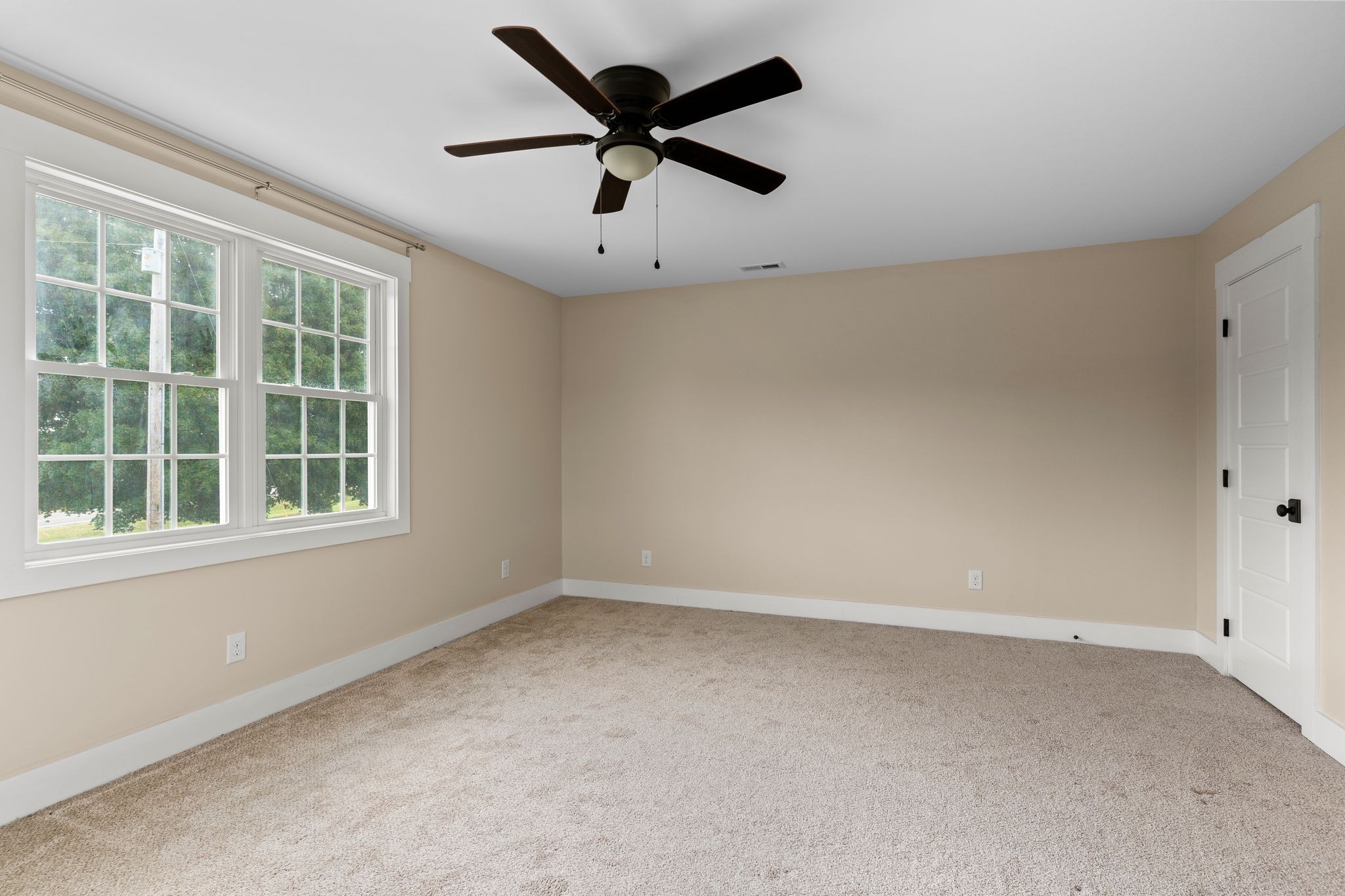 5216 Highway 161 Springfield, TN 37172 - Photo 18 of 31 an empty room with a window and a fan
