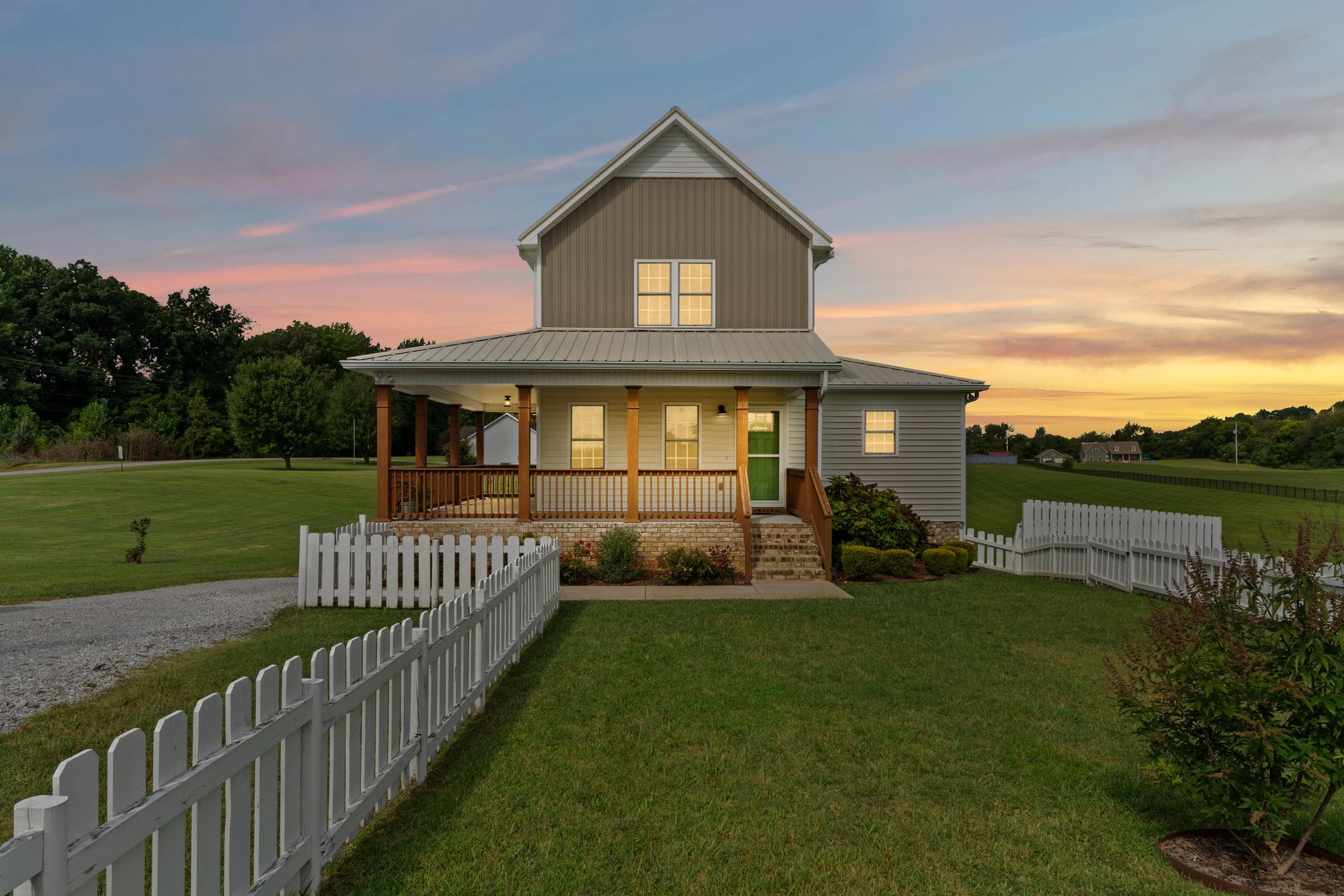 5216 Highway 161 Springfield, TN 37172 - Photo 2 of 31 a front view of a house with garden