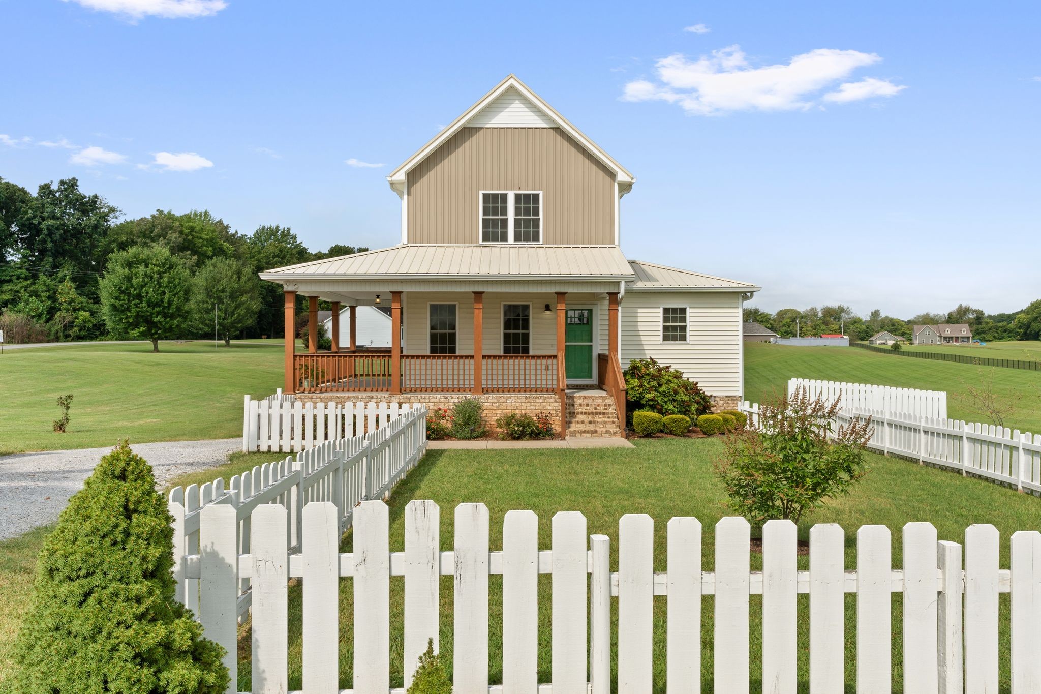 5216 Highway 161 Springfield, TN 37172 - Photo 28 of 31 a front view of a house with a garden