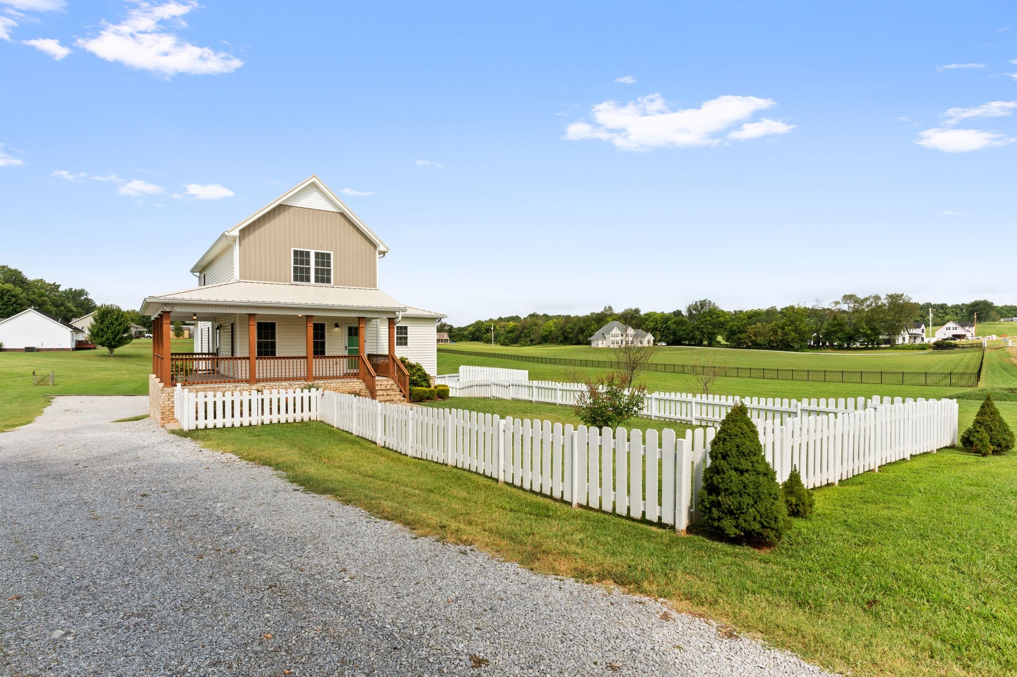 5216 Highway 161 Springfield, TN 37172 - Photo 3 of 31 a front view of a house with garden