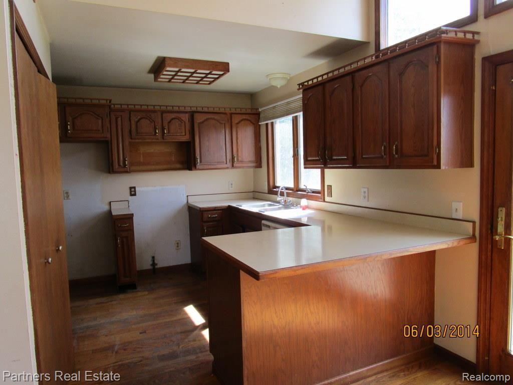 2100 East Allen Road Howell, MI 48855 - Photo 7 of 18 Kitchen.jpg