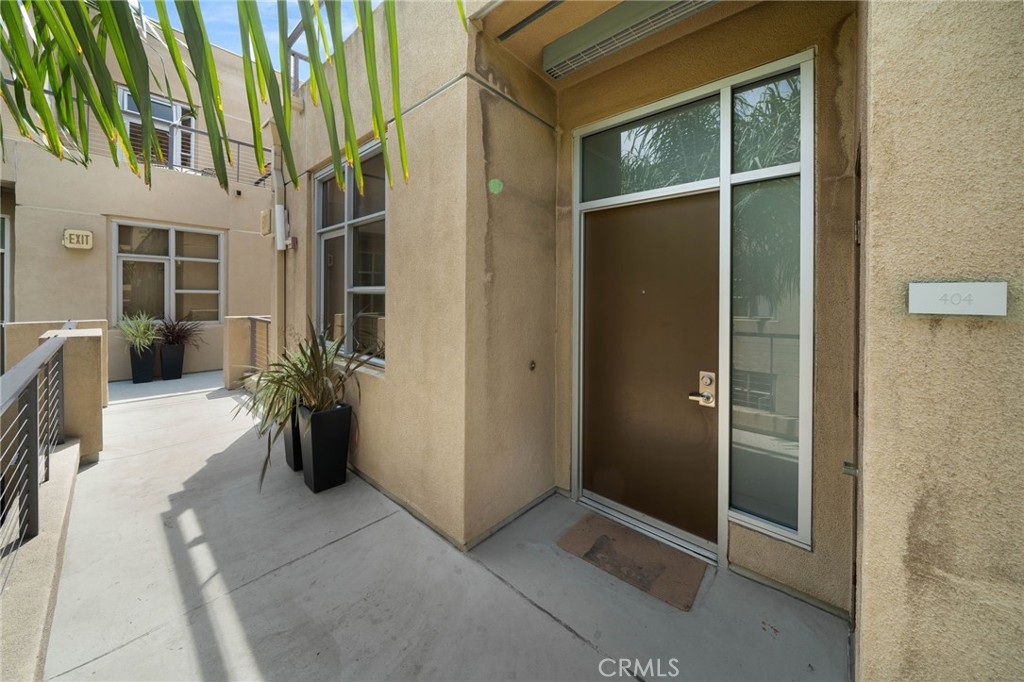 133 The, Unit 404 Long Beach, CA 90802 - Photo 3 of 25 an empty room with windows