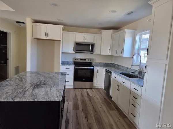 $298,900 | 15 Concorde Court, Benton, MO 63736