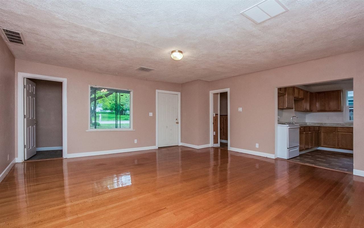 2207 Rockford Road Southwest Cedar Rapids, IA 52404 - Photo 3 of 10 Gallery Image 3