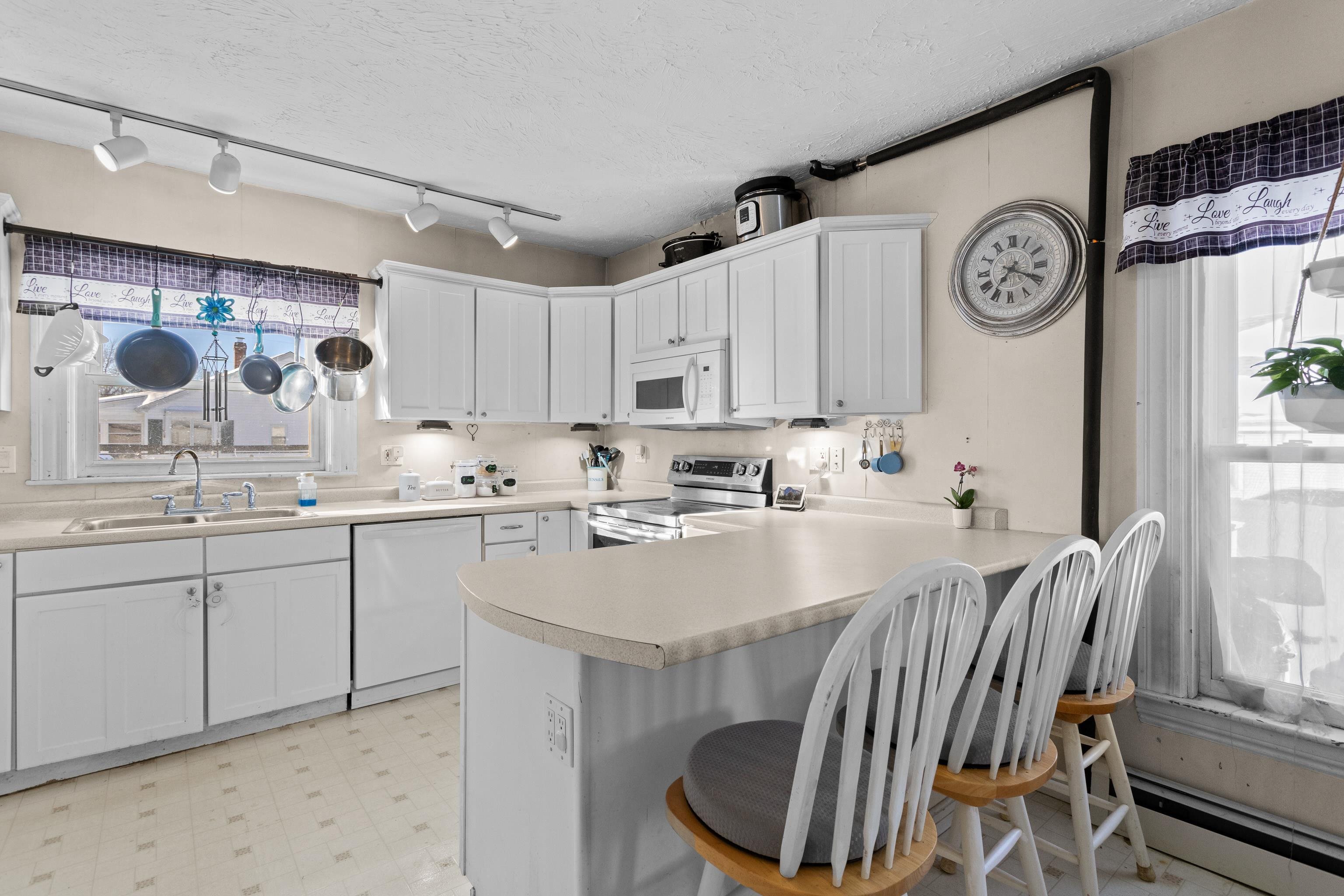 148 Cypress Street Manchester, NH 03103 - Photo 15 of 42