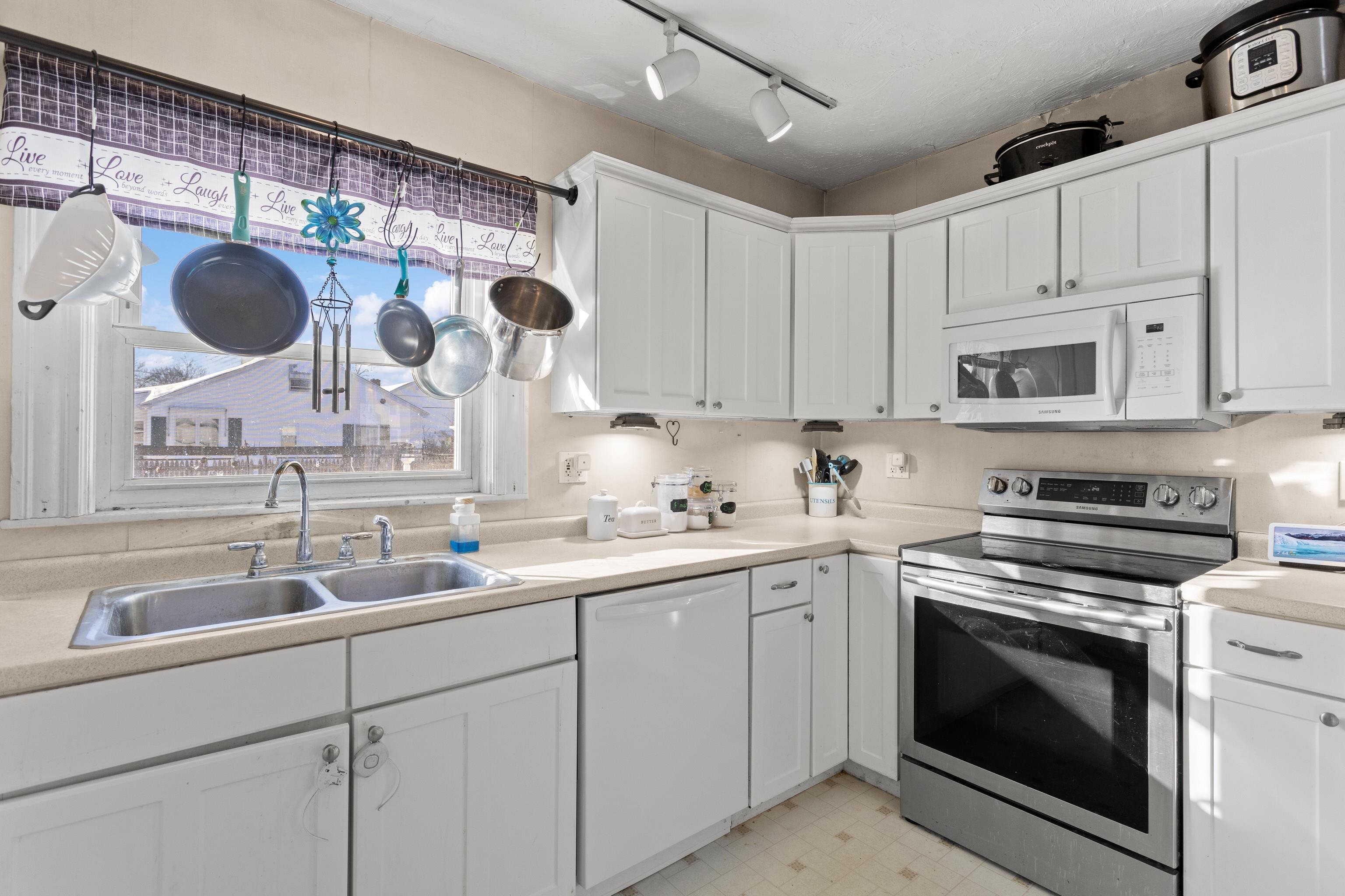 148 Cypress Street Manchester, NH 03103 - Photo 16 of 42