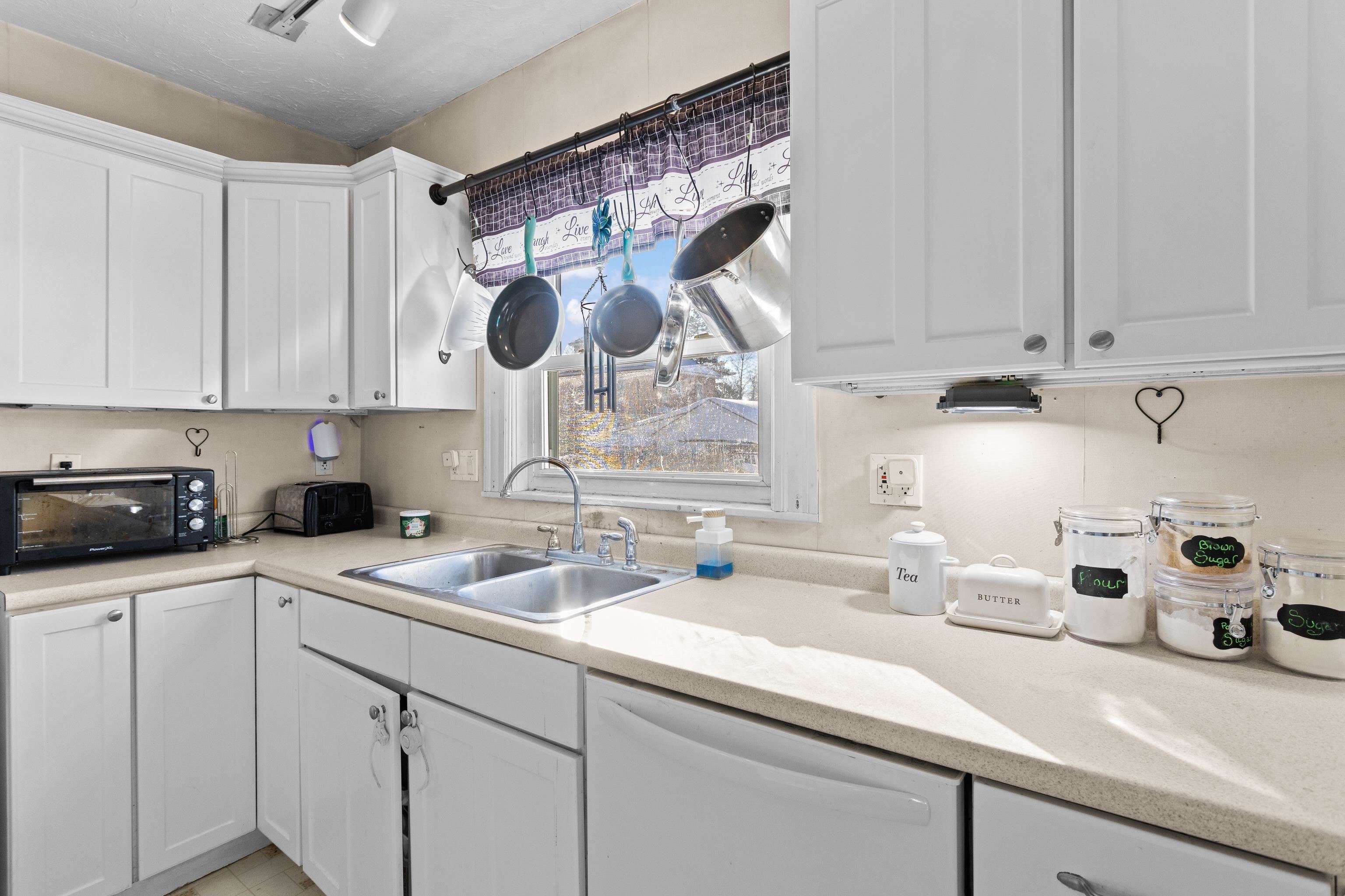 148 Cypress Street Manchester, NH 03103 - Photo 19 of 42