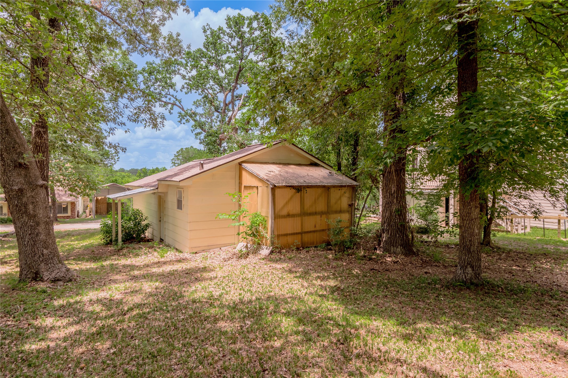 109 Hill Top Road Huntsville, TX 77320 - Photo 38 of 38 a backyard of a house with lots of green space