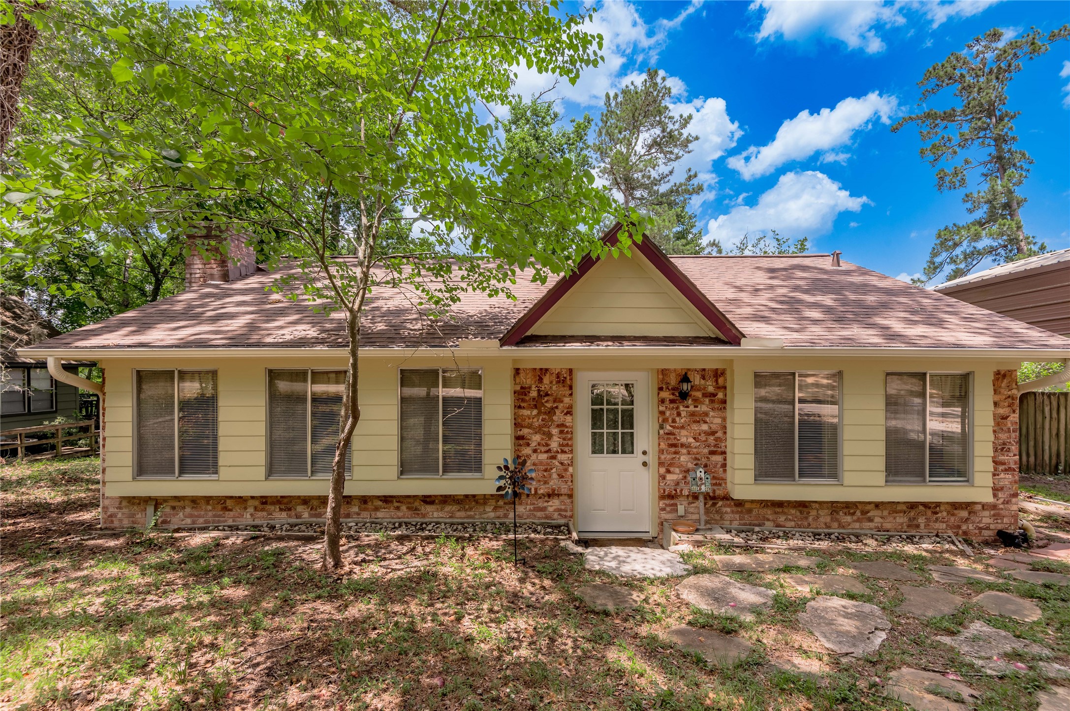 109 Hill Top Road Huntsville, TX 77320 - Photo 4 of 38 front view of a house with a yard