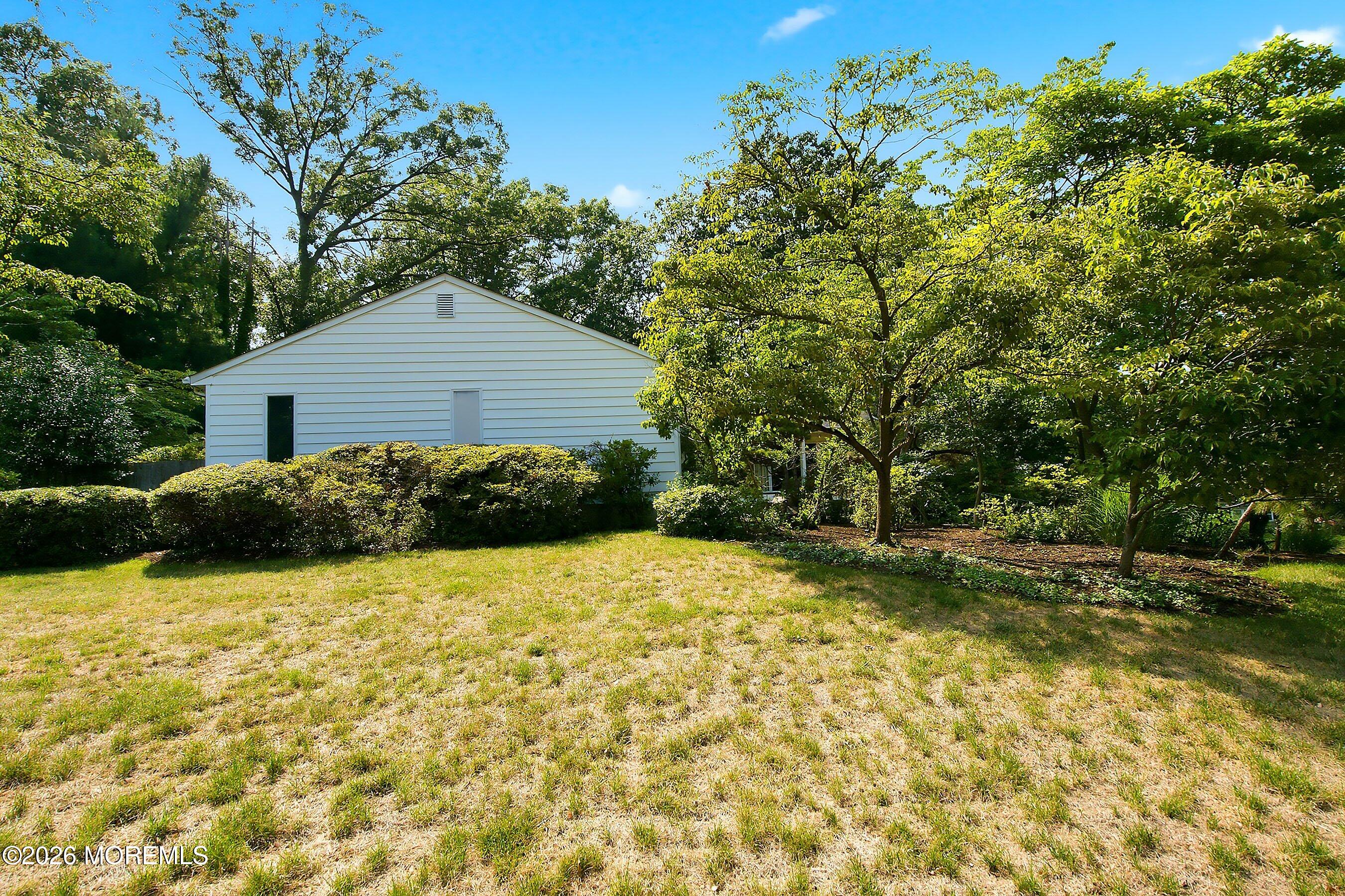 4 Bay Hill Road Leonardo, NJ 07737 - Photo 10 of 40 Side yard