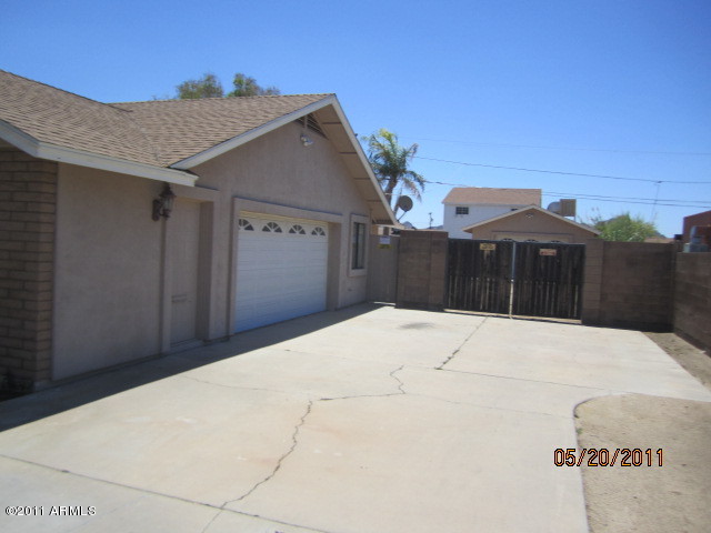 SIDE YARD