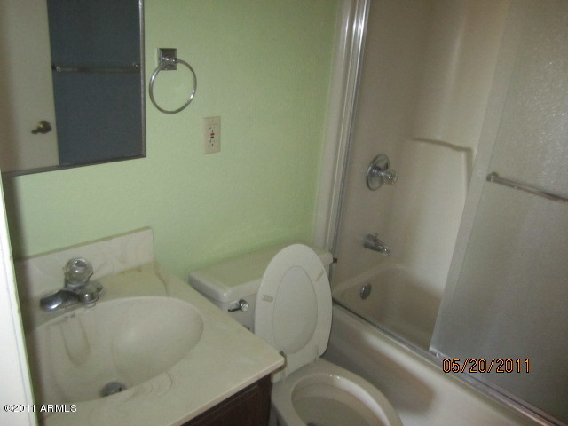 3045 East Charter Oak Road Phoenix, AZ 85032 - Photo 10 of 15 HALL BATH