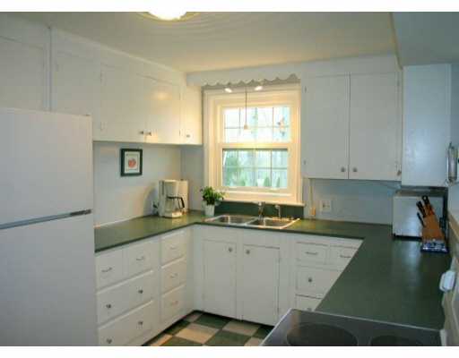 20 Sagamore Road Cranston, RI 02920 - Photo 4 of 8 Kitchen.
