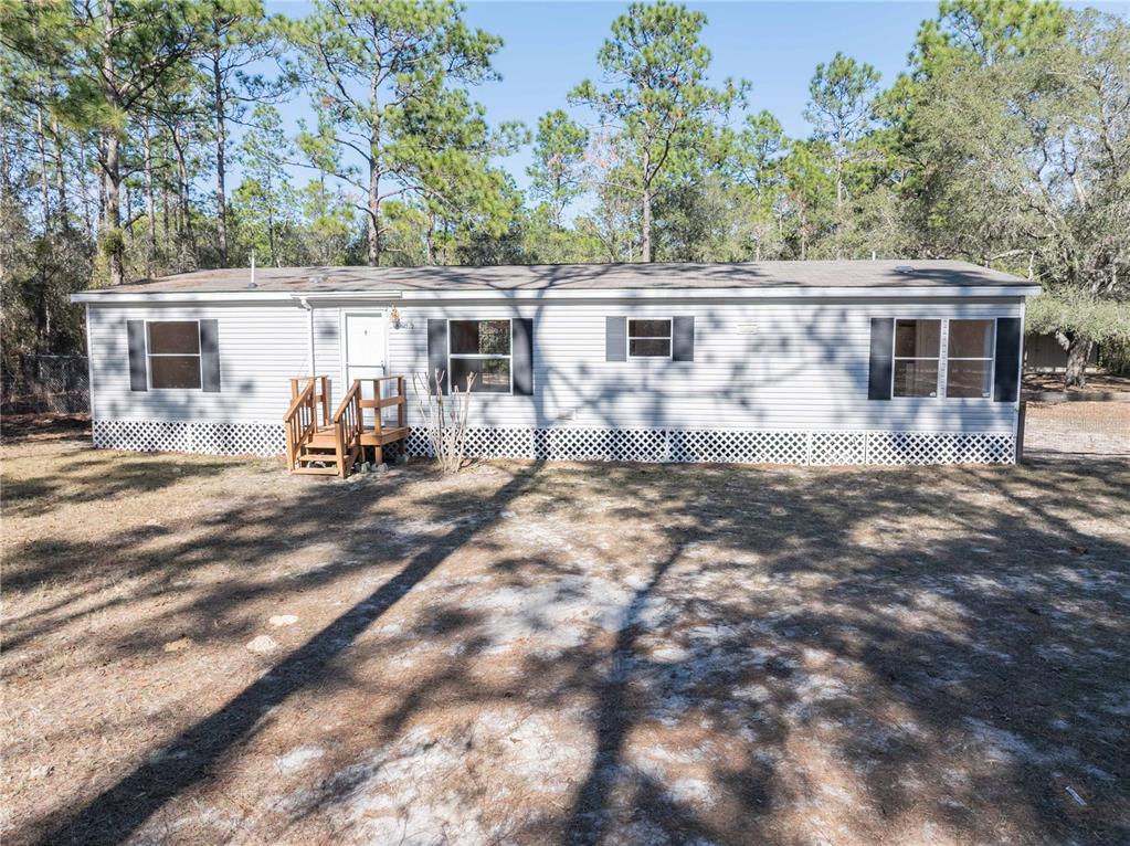 a view of a house with backyard