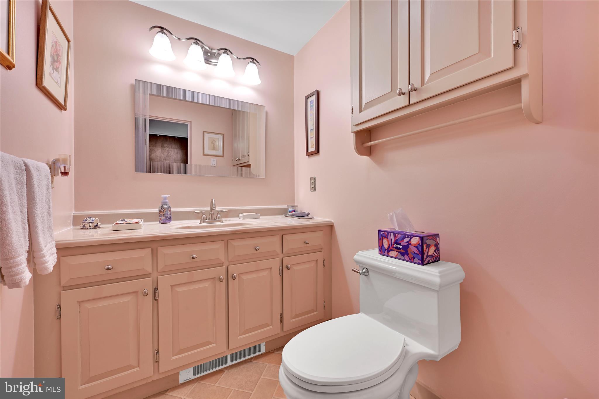 1827 Divot Court Lancaster, PA 17602 - Photo 11 of 36 1/2 Bathroom