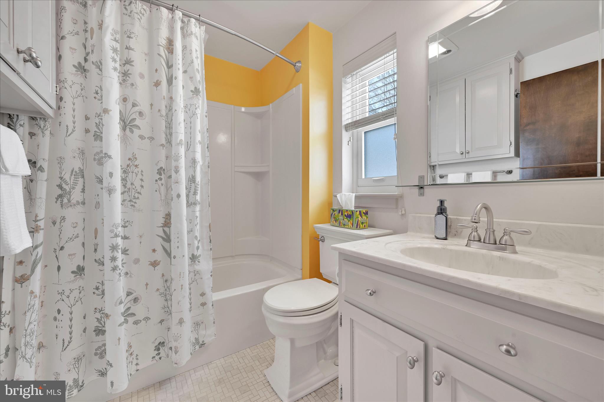 1827 Divot Court Lancaster, PA 17602 - Photo 13 of 36 Bathroom