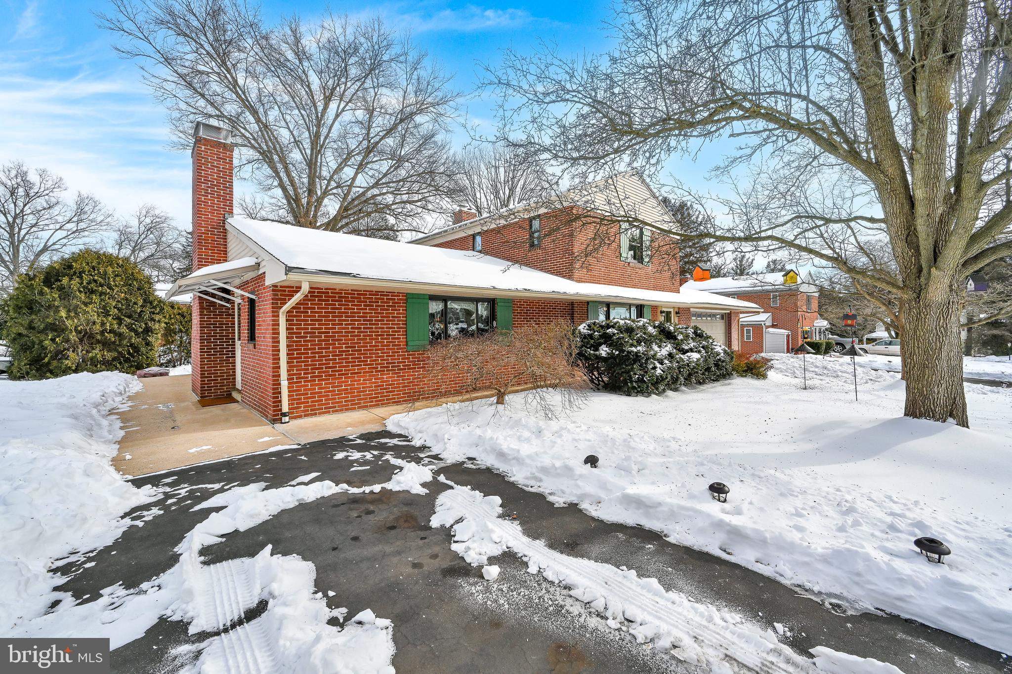 1827 Divot Court Lancaster, PA 17602 - Photo 2 of 36 Side In-Law Quarter Entrance & Drive