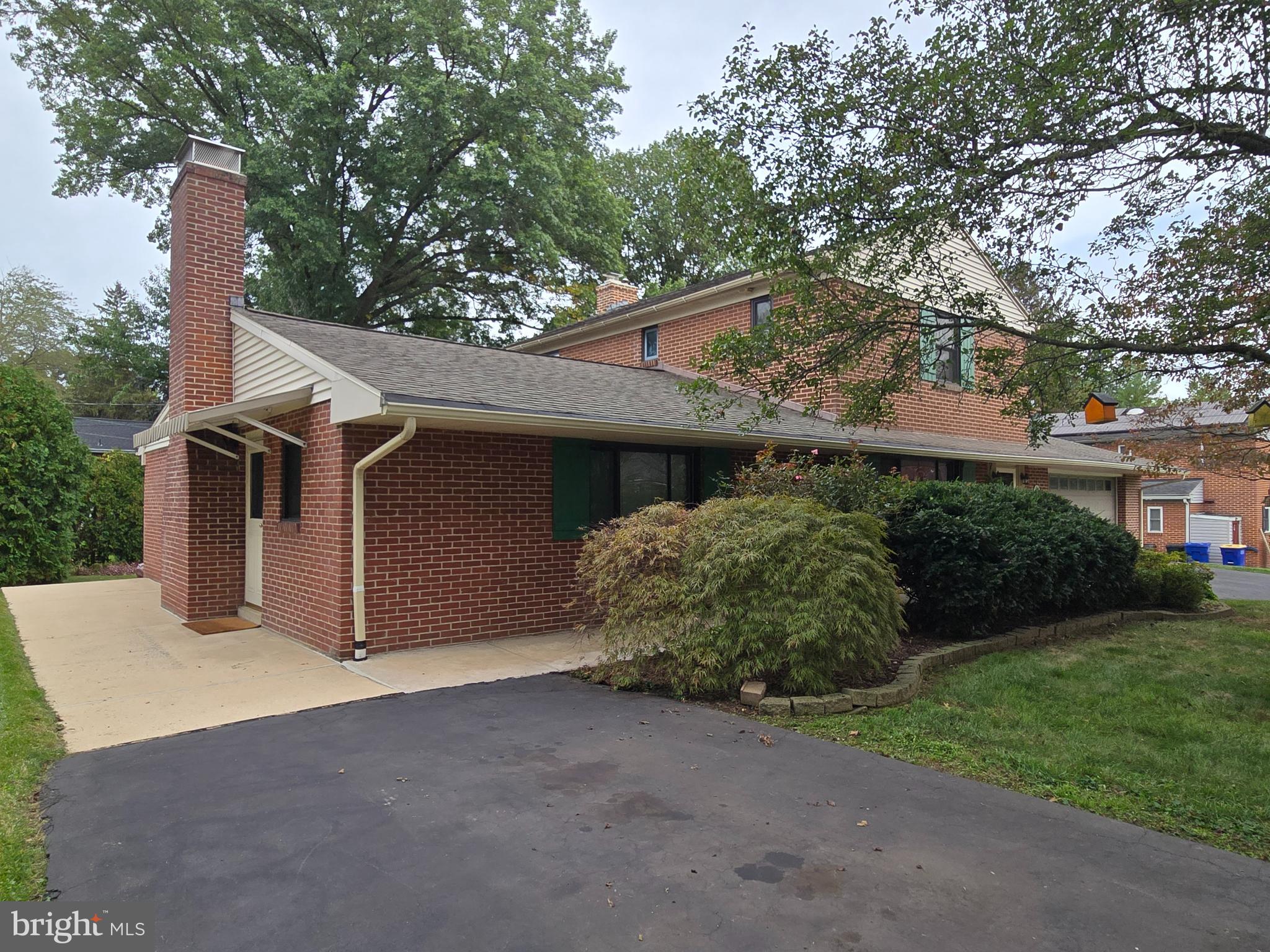 1827 Divot Court Lancaster, PA 17602 - Photo 32 of 36 Side In-Law Quarter Entrance & Drive