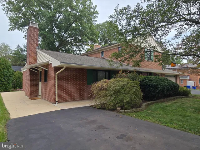 a view of a house with a yard and garage