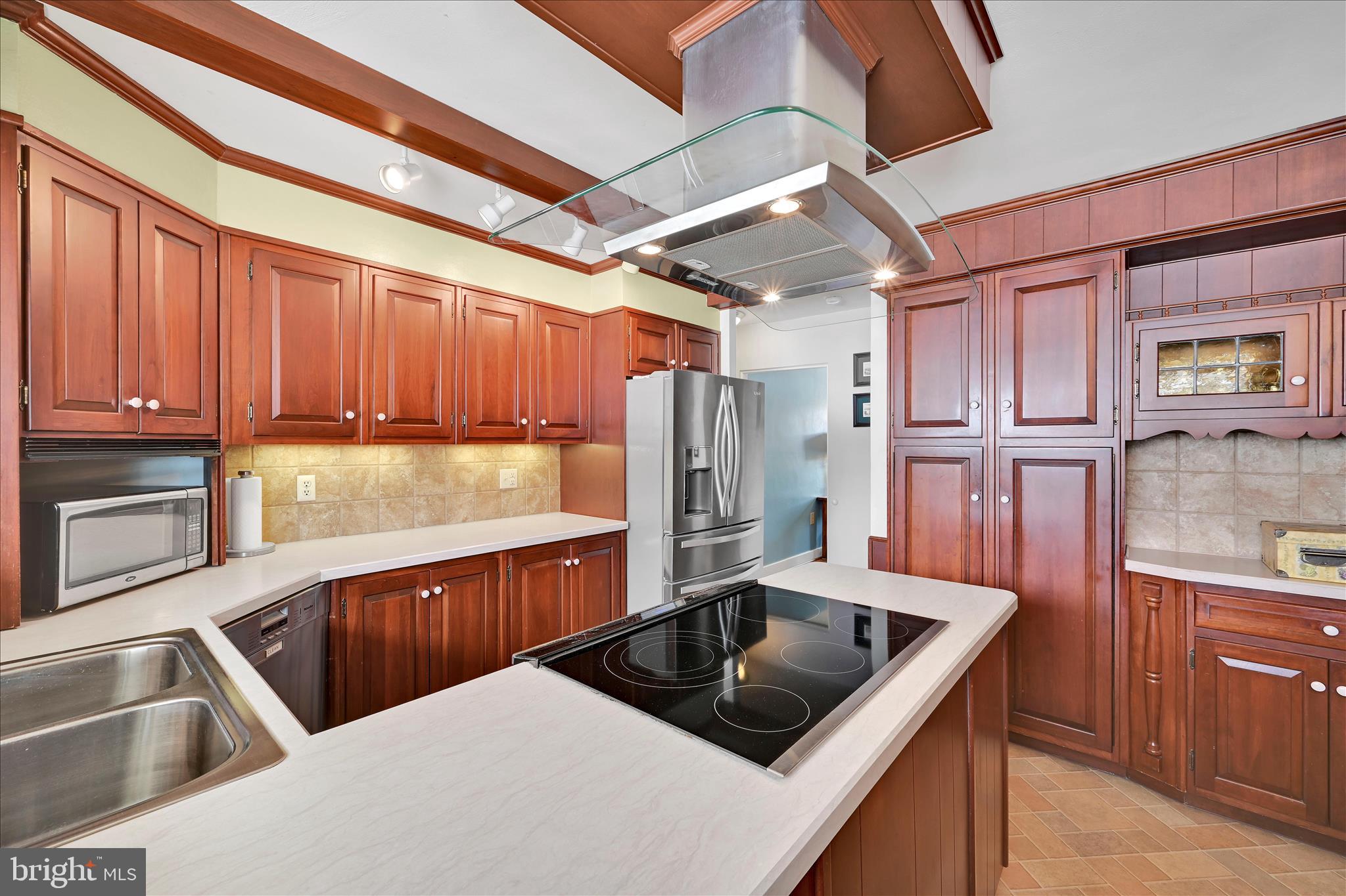 1827 Divot Court Lancaster, PA 17602 - Photo 7 of 36 Kitchen