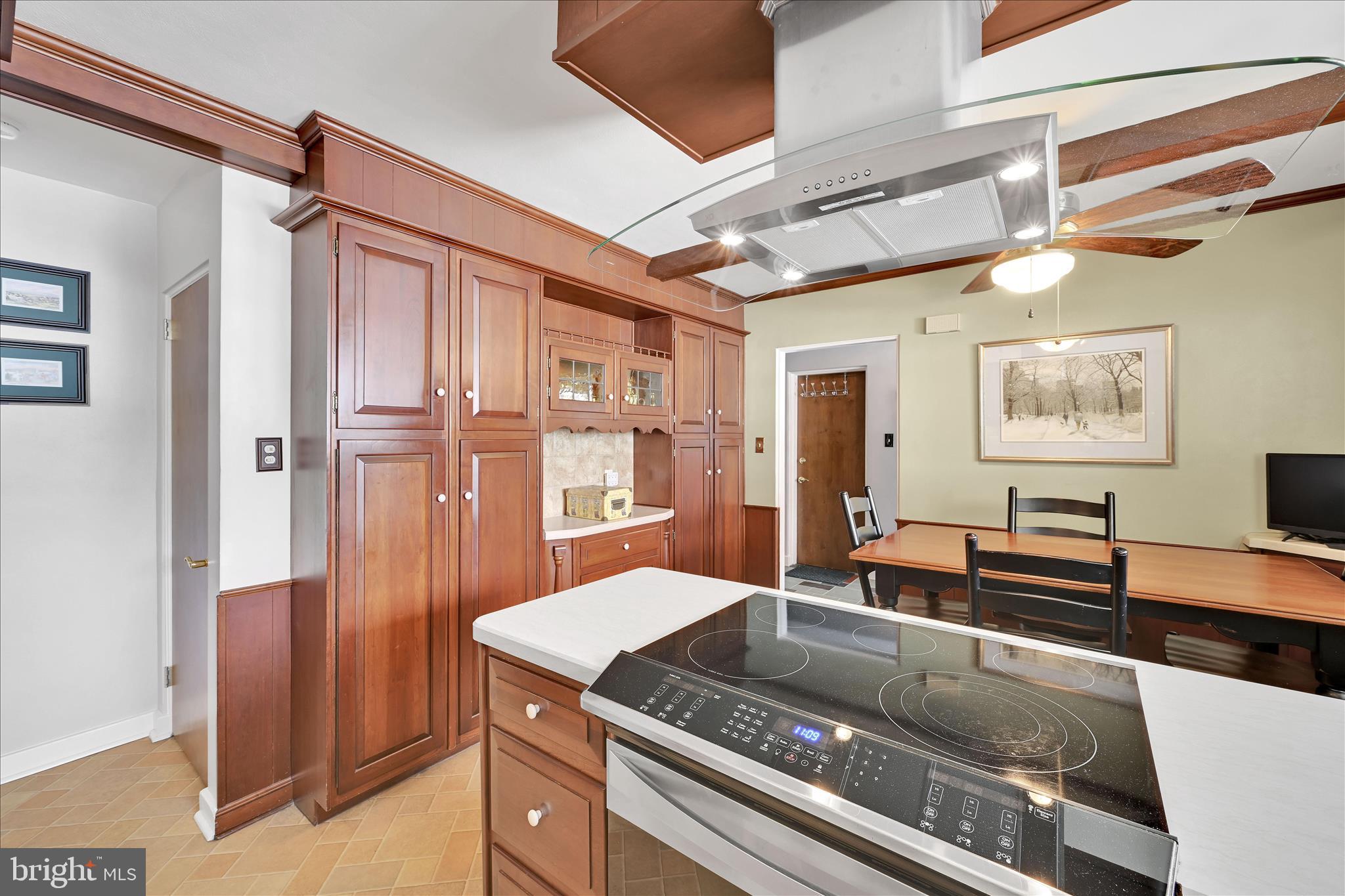 1827 Divot Court Lancaster, PA 17602 - Photo 8 of 36 Kitchen